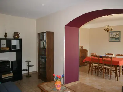 Coin salon dans l'établissement Maison confortable avec jardin, proche centre-ville et circuit 24h du Mans - FR-1-410-271
