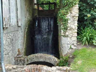 Jardin de l'établissement Charmant gîte près du Mans : calme, confort, commerces à proximité, idéal pour 2 pers. - FR-1-410-273