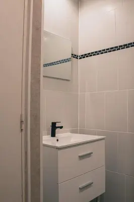 Salle de bains dans l'établissement T2 BedinSaumur LOIRE CHATEAU tout CONFORT