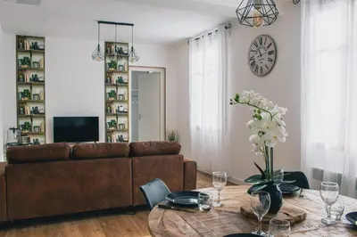 Télévision ou salle de divertissement dans l'établissement T2 BedinSaumur LOIRE CHATEAU tout CONFORT