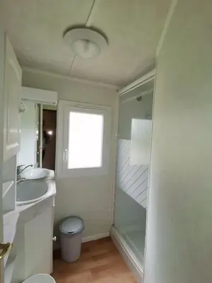 Salle de bains dans l'établissement Camping Au Clos de Beaulieu