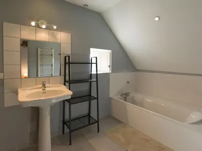 Salle de bains dans l'établissement Ferme restaurée près Zoo de La Flèche, 200m², 8 pers, terrasse, nature et repos - FR-1-410-230