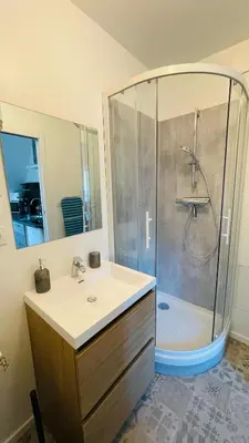 Salle de bains dans l'établissement A la Clef - Charmant studio proche gare et centre - Idéal PRO & Couple - WIFI