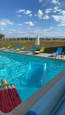 Piscine de l'établissement loveyou Villalunoterie Futuroscope Piscine spa 4pers ou située à proximité