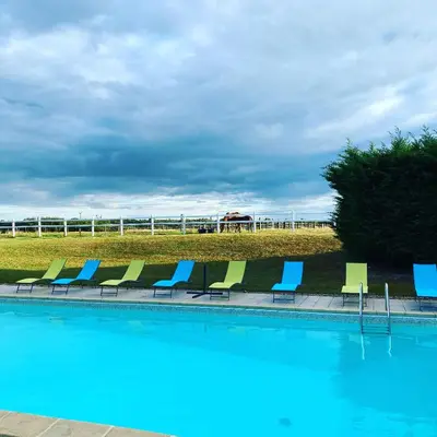 Piscine de l'établissement loveyou Villalunoterie Futuroscope Piscine spa 4pers ou située à proximité
