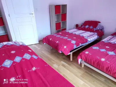 Un ou plusieurs lits dans un hébergement de l'établissement Maison accueillante à Solesmes avec terrasse et parking inclus