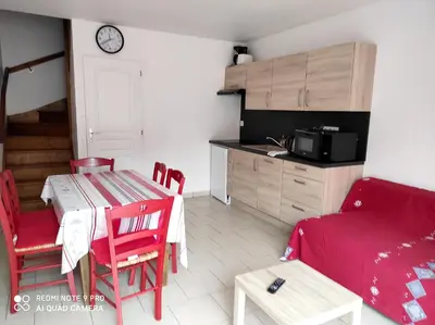 Cuisine ou kitchenette dans l'établissement Maison accueillante à Solesmes avec terrasse et parking inclus