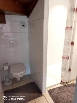 Salle de bains dans l'établissement Maison accueillante à Solesmes avec terrasse et parking inclus