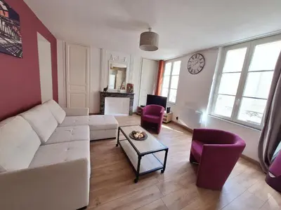 Coin salon dans l'établissement Bel appartement 50m2 en plein centre de Saumur
