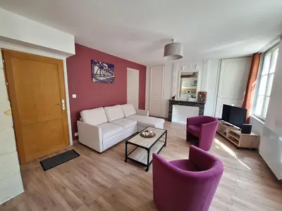 Coin salon dans l'établissement Bel appartement 50m2 en plein centre de Saumur