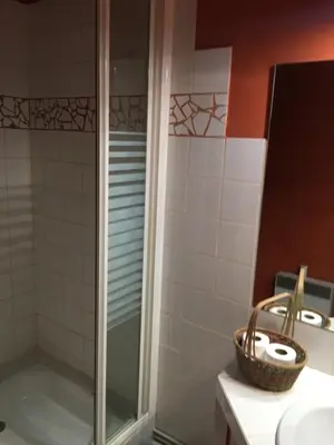 Salle de bains dans l'établissement GRESILLE