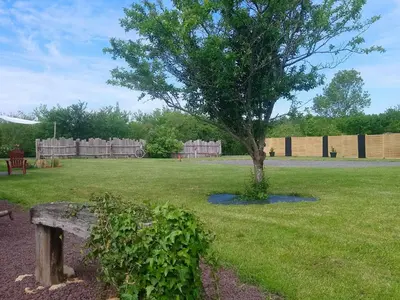 Jardin de l'établissement Fermette de charme rénovée avec grand terrain, 5 chambres, proche du circuit 24H du Mans - FR-1-410-304