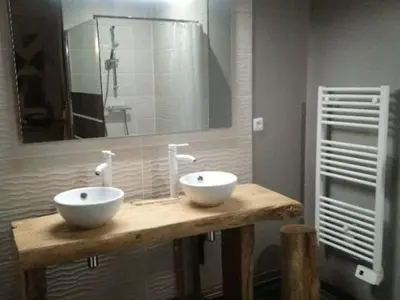 Salle de bains dans l'établissement Fermette de charme rénovée avec grand terrain, 5 chambres, proche du circuit 24H du Mans - FR-1-410-304