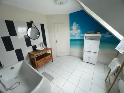 Salle de bains dans l'établissement Idéal 24H voiture, moto, camion
