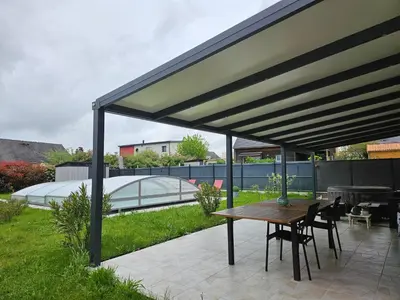 Jardin de l'établissement Idéal 24H voiture, moto, camion