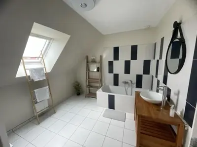 Salle de bains dans l'établissement Aux portes du Circuit