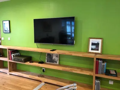 Télévision ou salle de divertissement dans l'établissement Appartement 40m² lumineux avec cuisine équipée, Wi-Fi gratuit, proche mairie et église à Fay - FR-1-410-301