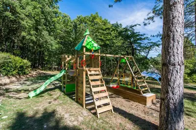 Aire de jeux pour enfants de l'établissement Les Hauts de Manse