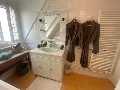 Salle de bains dans l'établissement Chambre d'hôtes de Verdigné Piscine chauffée Parking Wifi