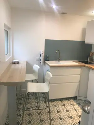 Cuisine ou kitchenette dans l'établissement LA PETITE COUR