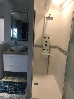 Salle de bains dans l'établissement LA PETITE COUR