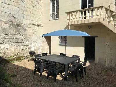 Terrasse ou espace extérieur de l'établissement Jolie maison tuffeau centre de Saumur avec local vélos