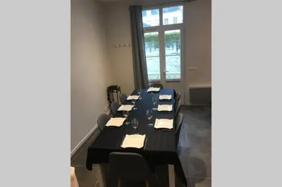 Espace de conférence ou salle de réunion dans l'établissement Jolie maison tuffeau centre de Saumur avec local vélos
