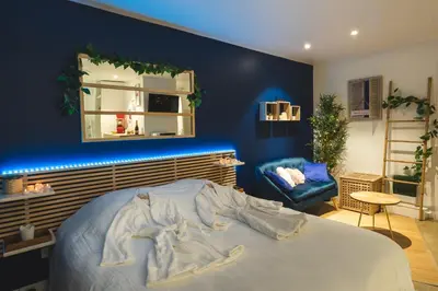Un ou plusieurs lits dans un hébergement de l'établissement Mon Nid d'Amour - Jacuzzi Privatif - Centre Ville du Mans