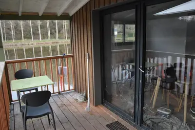 Balcon ou terrasse dans l'établissement bateau du moulin girault