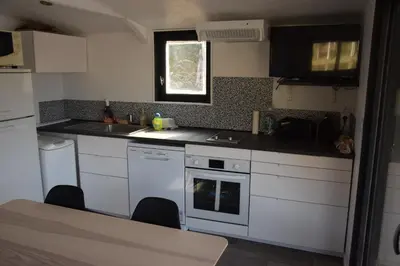 Cuisine ou kitchenette dans l'établissement bateau du moulin girault