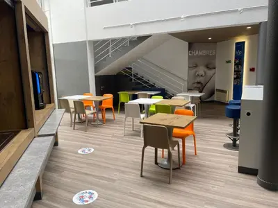 Coin salon dans l'établissement ibis budget Le Mans Universite