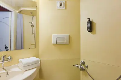Salle de bains dans l'établissement ibis budget Le Mans Universite