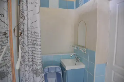 Salle de bains dans l'établissement EMPLACEMENT BUCOLIQUE DE CAMPING dans le parc du château - Attention tente et matériels non fournis et sans possibilité de faire courir une rallonge pour se raccorder à l'électricité