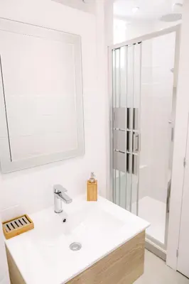 Salle de bains dans l'établissement Le Petit Cendrière