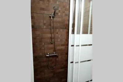 Salle de bains dans l'établissement Meublé tourisme classé 1 étoile - coeur de ville quartier cathédrale
