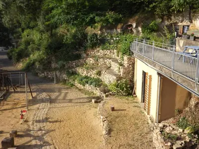 Jardin de l'établissement Le Moulin de Cherré gîte vert