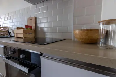 Cuisine ou kitchenette dans l'établissement APPARTEMENT DUPLEX SAUMUR CENTRE, refait à neuf, à proximité du château