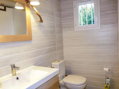 Salle de bains dans l'établissement Holiday Home La petite maison blanche by Interhome