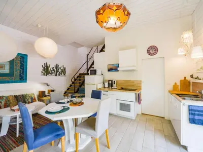 Cuisine ou kitchenette dans l'établissement Holiday Home La petite maison blanche by Interhome