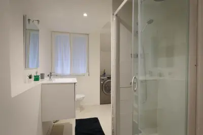 Salle de bains dans l'établissement Studio neuf cosy La flèche