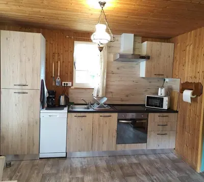 Cuisine ou kitchenette dans l'établissement Gîte Les Hortensias