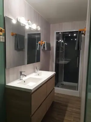Salle de bains dans l'établissement Gîte Les Hortensias