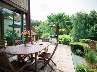 Jardin de l'établissement Gîte de charme avec SPA et cheminée, près du Mans, 7 chambres, WIFI, en bord de forêt de Vibraye - FR-1-410-308
