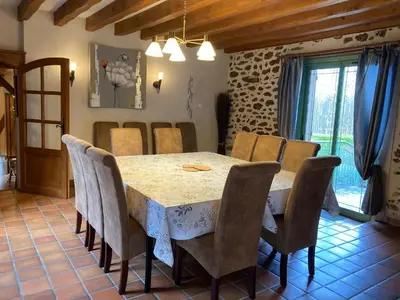 Coin salon dans l'établissement Gîte de charme avec SPA et cheminée, près du Mans, 7 chambres, WIFI, en bord de forêt de Vibraye - FR-1-410-308