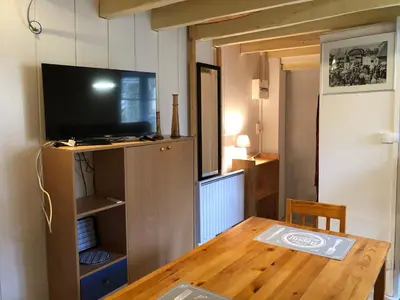 Télévision ou salle de divertissement dans l'établissement Nid Douillet pour 2 à Asnières-sur-Vègre, Petite Cité de Caractère - FR-1-410-317