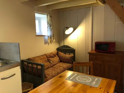 Coin salon dans l'établissement Nid Douillet pour 2 à Asnières-sur-Vègre, Petite Cité de Caractère - FR-1-410-317