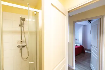 Salle de bains dans l'établissement Le Pont Royal