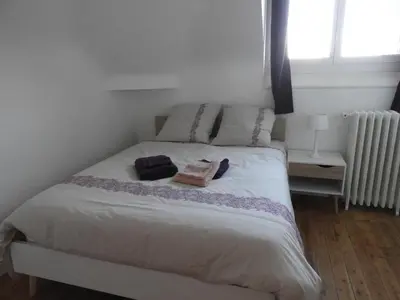Un ou plusieurs lits dans un hébergement de l'établissement Gîte de charme au Mans, 4 chambres, grand jardin, terrasse, Wi-Fi, proche commerces - FR-1-410-318