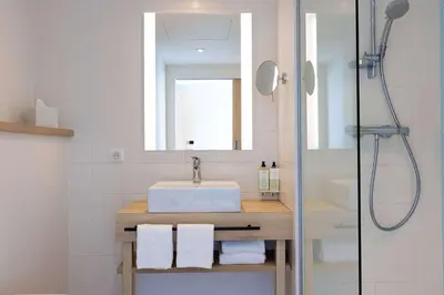Salle de bains dans l'établissement Hampton by Hilton Tours Centre, France
