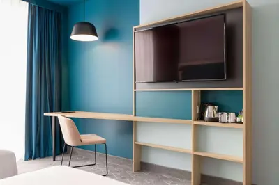 Télévision ou salle de divertissement dans l'établissement Hampton by Hilton Tours Centre, France